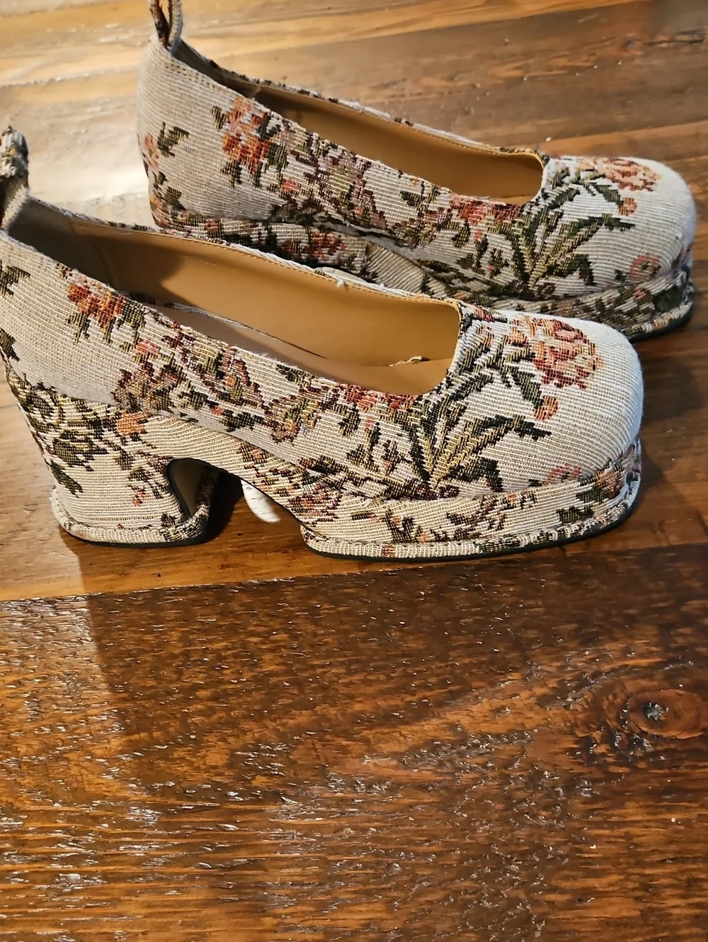 Nwob Tapestry Floral Platform Heels in Cream & Brown Like New